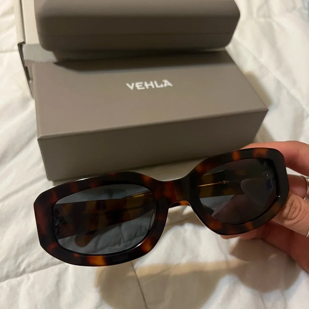 NWT VEHLA Eyewear Indi Sunglasses in Tort/Smoke - Picture 2 of 6